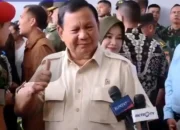 Menhan Prabowo Subianto Acungkan jempolnya kepada Calon Panglima TNI Jenderal Agus Subiyanto