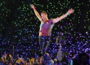 Penonton Mulai Membludak di Luar Stadion GBK Jelang Konser Coldplay
