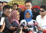 Menjemput Anaknya di Polda Jabar, “Ibu Kandung Pegi Bahagia”